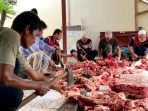 Pegawai Kemenag Aceh Barat sedang memotong daging kurban, Selasa 21 Juli 2021.