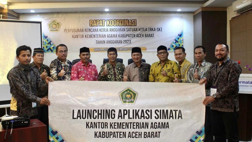 Kakanwil Kemenag Aceh, diwakili Plt Kabag Tata Usaha, Marzuki Ansari didampingi Kepala Kankemenag Aceh Barat, Khairul Azhar launching Aplikasi SIMATA Kankemenag Aceh Barat, Rabu 16 Februari 2022. (BASAJAN.NET/RAHMAT TRISNAMAL)