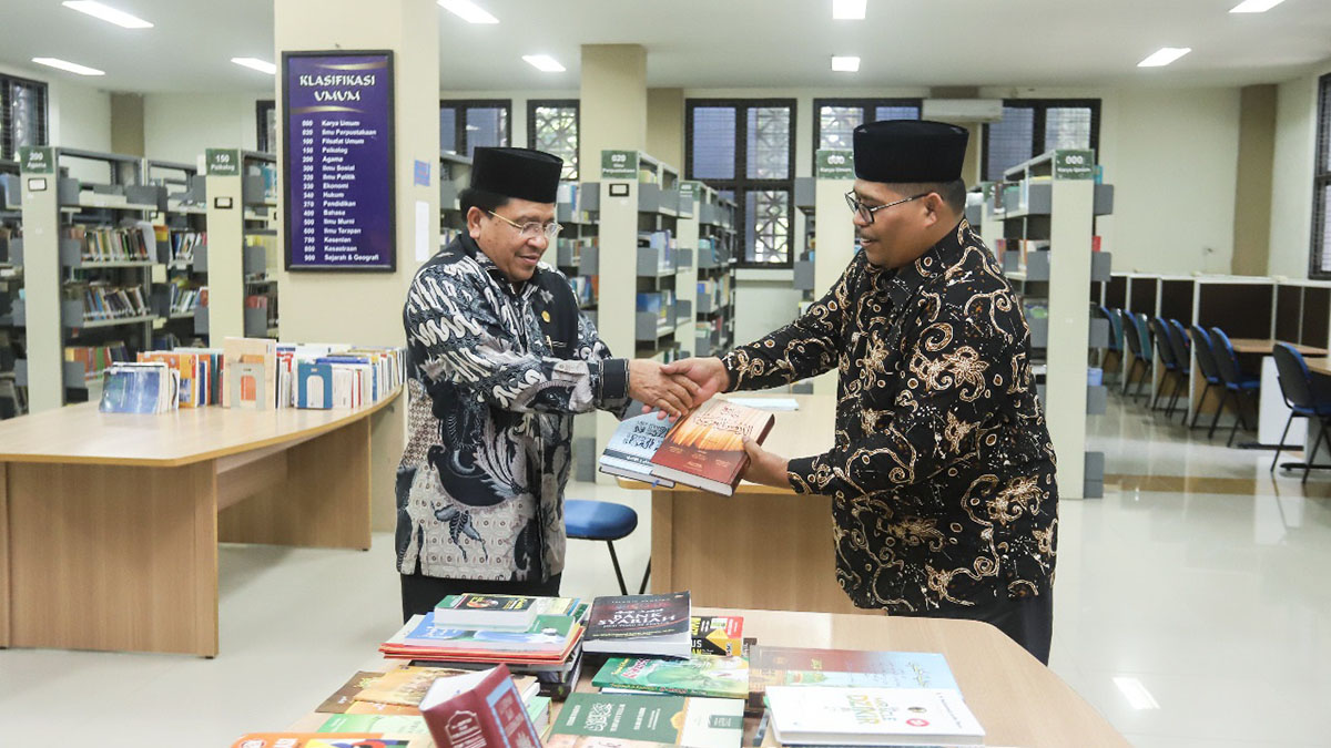 Guru Besar UIN Ar-Raniry Wakafkan 100 Judul Buku untuk Perpustakaan