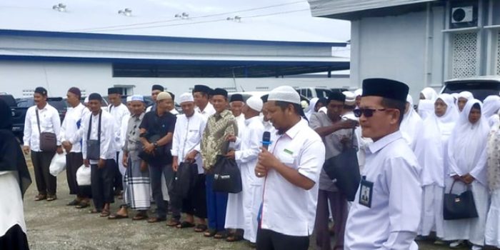 Kakankemenag Aceh Barat, Samsul Bahri memantau pelaksanaan Praktek Manasik Haji tingkat kecamatan, Selasa 9 Meil 2023. (BASAJAN.NET/ISTIMEWA)