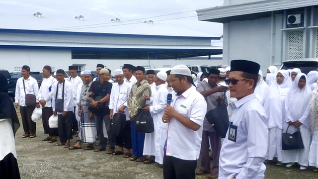 Kakankemenag Aceh Barat, Samsul Bahri memantau pelaksanaan Praktek Manasik Haji tingkat kecamatan, Selasa 9 Meil 2023. (BASAJAN.NET/ISTIMEWA)