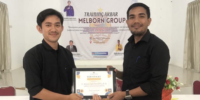 Manager PKMB UIN Ar-Raniry Banda Aceh, Rahmad Syah Putra, menerima serfikat penghargaan sebagai narasumber dari ketua panitia, Ahad 26 November 2023. (BASAJAN.NET/ISTIMEWA)