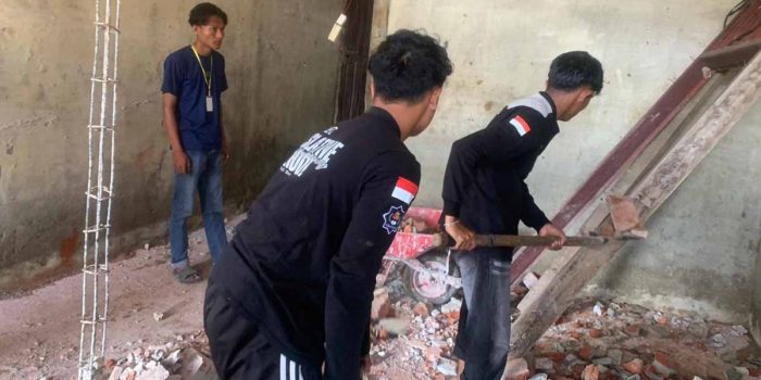 Bersihkan Rumah Korban Banjir, Mahasiswa UTU Hidupkan Semangat Meuseuraya