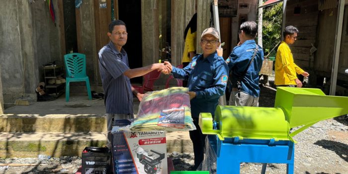 Tim PKMB UTU serahkan alat pertanian dan panel surya untuk Desa Jambak, Sabtu 11 April 2026. (BASAJAN.NET/ISTIMEWA)