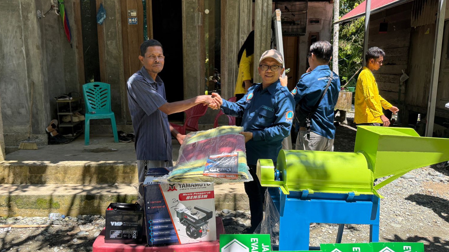 Tim PKMB UTU serahkan alat pertanian dan panel surya untuk Desa Jambak, Sabtu 11 April 2026. (BASAJAN.NET/ISTIMEWA)