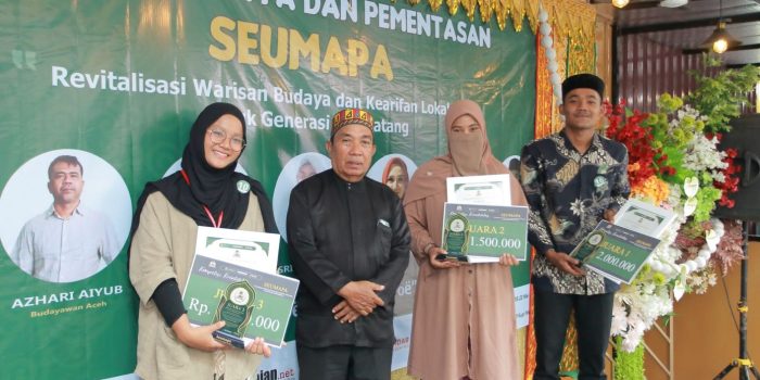Juara Kompetisi dan Kreativitas Seumapa bersama Maestro Seumapa, Medya Hus, Ahad 15 Mei 2026. (BASAJAN.NET/HARIS MUNAWAR)
