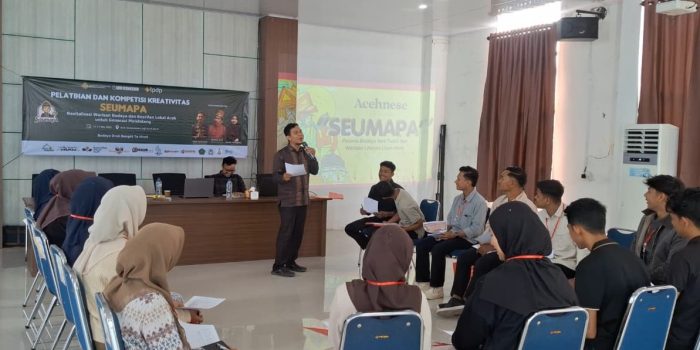 Pegiat seni budaya Aceh, Heri Maslijar membagikan empat struktur narasi Seumapa bagi Generasi Muda Aceh Barat, Jumat 15 Mei 2026