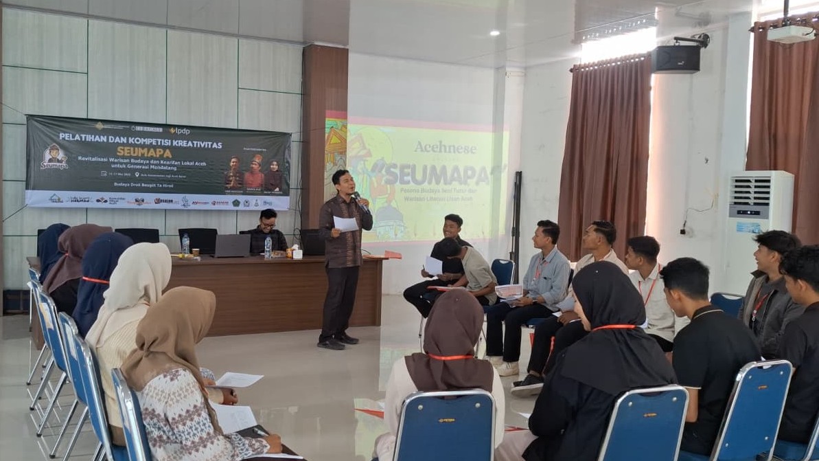 Pegiat seni budaya Aceh, Heri Maslijar membagikan empat struktur narasi Seumapa bagi Generasi Muda Aceh Barat, Jumat 15 Mei 2026