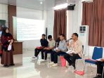 Seniman, Nana Noviana menguji tutur seumapa bagi peserta pelatihan, Jumat 15 Mei 2026