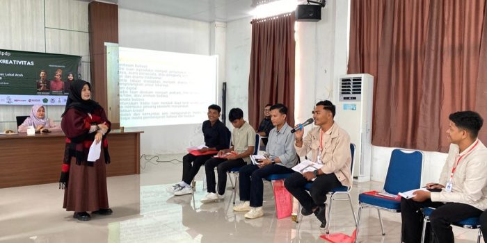 Seniman, Nana Noviana menguji tutur seumapa bagi peserta pelatihan, Jumat 15 Mei 2026