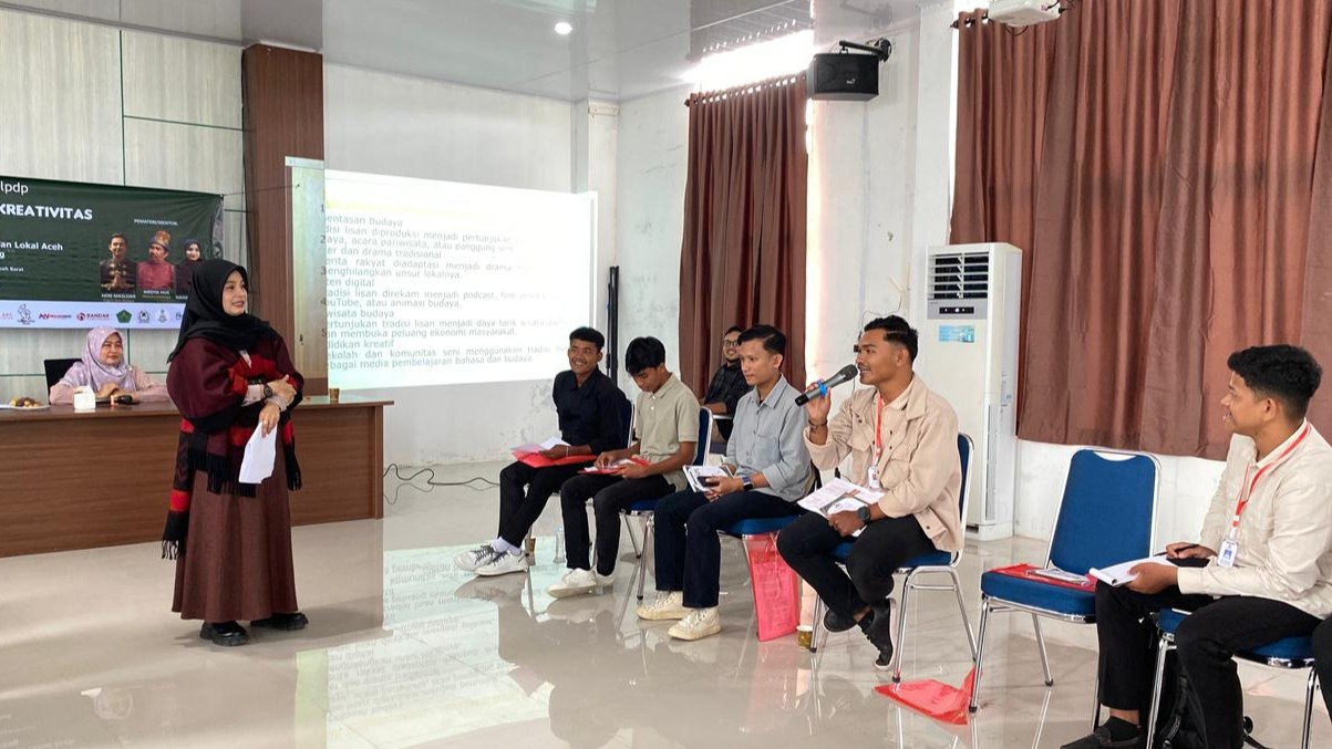 Seniman, Nana Noviana menguji tutur seumapa bagi peserta pelatihan, Jumat 15 Mei 2026