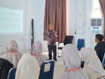 Maestro Seumapa, Medya Hus menyampaikan Tujuh Syarat Wajib Rangkai Pantun Seumapa Aceh, Sabtu 16 Mei 2026. (BASAJAN.NET/HARIS MUNAWAR)