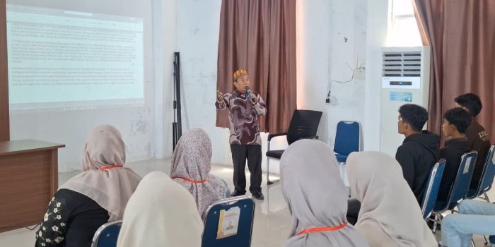 Maestro Seumapa, Medya Hus menyampaikan Tujuh Syarat Wajib Rangkai Pantun Seumapa Aceh, Sabtu 16 Mei 2026. (BASAJAN.NET/HARIS MUNAWAR)