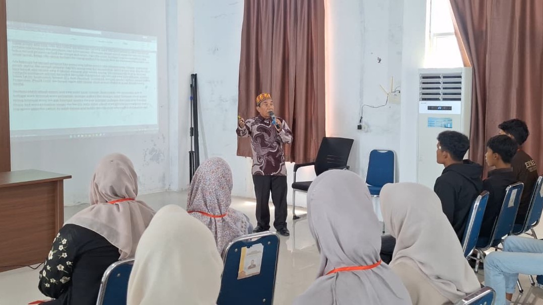 Maestro Seumapa, Medya Hus menyampaikan Tujuh Syarat Wajib Rangkai Pantun Seumapa Aceh, Sabtu 16 Mei 2026. (BASAJAN.NET/HARIS MUNAWAR)