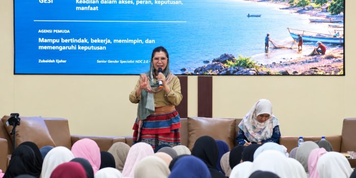Senior Gender Specialist NDC 2.0-UNDP, Zubaidah Djohar Beri Pemahaman Green Jobs Untuk Mahasiswa STAIN Meulaboh, Selasa 29 September 2026. (BASAJAN.NET/RAHMAT TRISNAMAL)