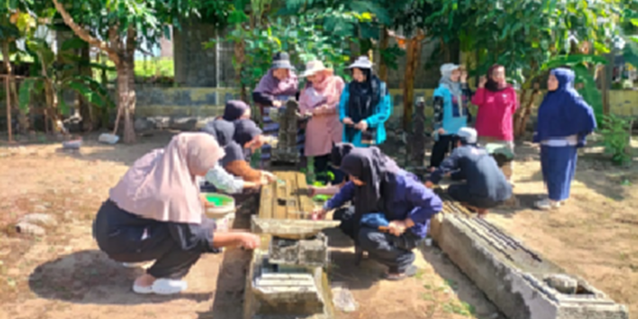Belajar Merawat Sejarah di Antara Nisan Tua