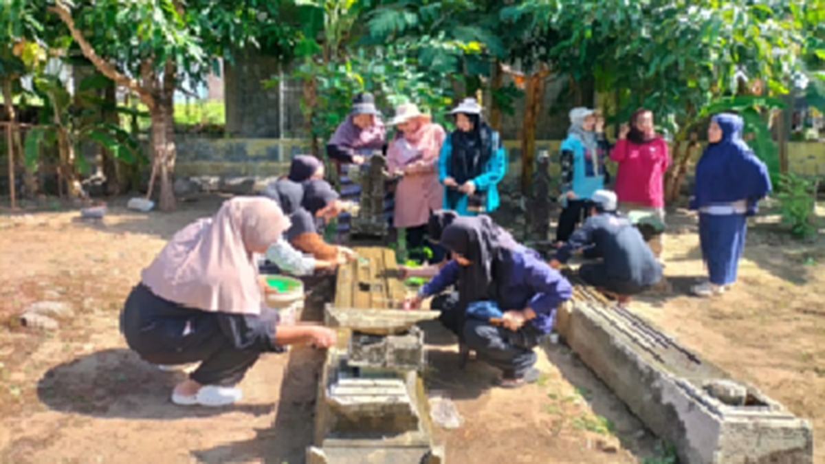 Belajar Merawat Sejarah di Antara Nisan Tua